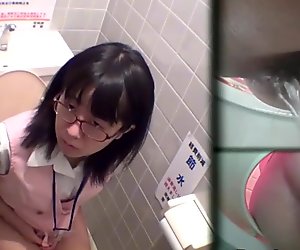 Kinesisk tenåring urinates in toalett